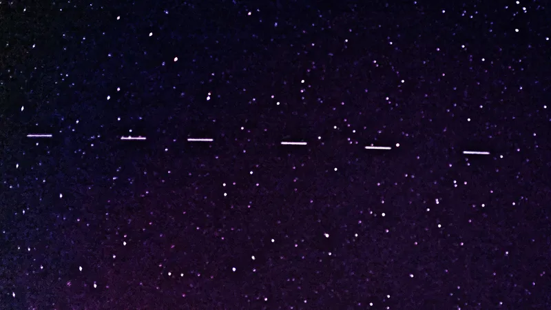 Светящиеся объекты выстроились в ряд в небе над Алматы