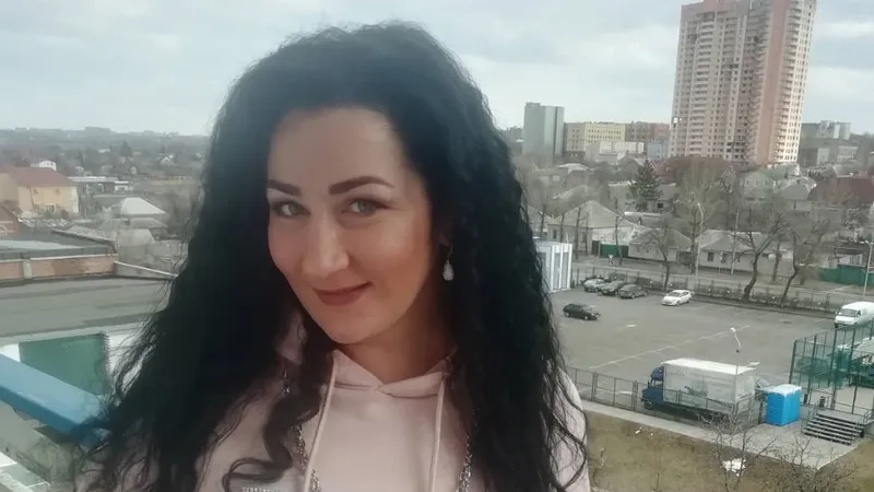 Детей исполнительницы хита "Хоп, мусорок" нашли мертвыми в овраге