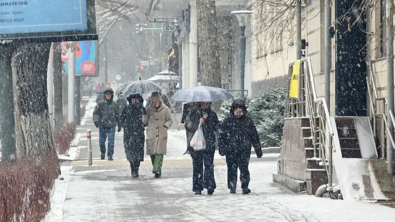 "Простите и верните солнце!": жительница Алматы извинилась перед северянами за +23°С