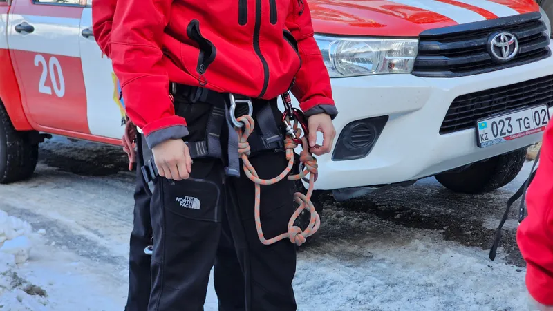 Трое рабочих отравились газами в канализационном колодце в ВКО