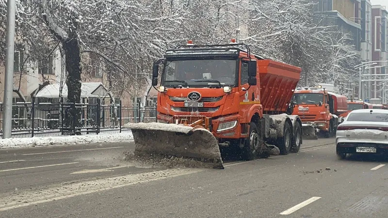 Снегопад продолжается: город очищают четвертый раз за сутки, привлечено более 4 тыс. рабочих