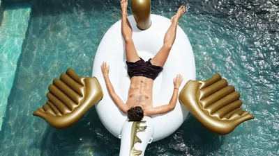 Мужчина, отдых, бассейн, фото - Новости Zakon.kz от 25.02.2026 08:30