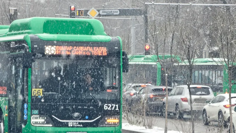 Фальшивые купюры и давление: мошенники атакуют водителей автобусов Уральска
