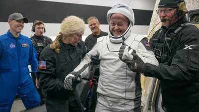 сотрудники НАСА встретили астронавта, фото - Новости Zakon.kz от 26.02.2026 17:39