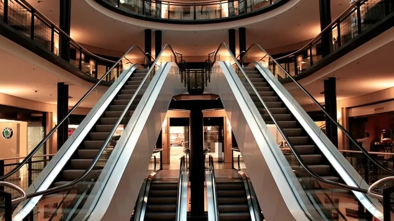 Подростков обвиняют в групповом изнасиловании школьницы в ТЦ в Испании