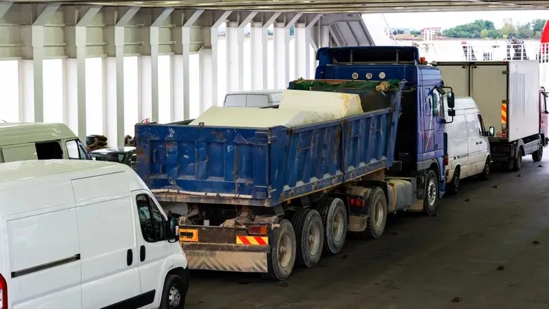 Сотни грузовиков застряли на границе с Россией в ЗКО