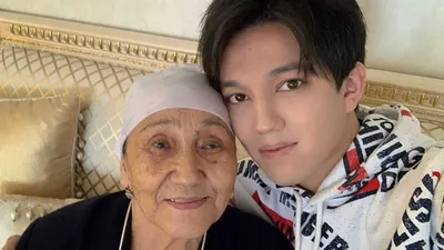 Димаш Кудайберген с бабушкой, фото - Новости Zakon.kz от 27.02.2026 17:47