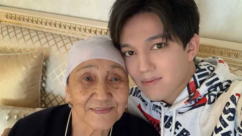 Димаша Кудайбергена заметили в Алматы на прогулке с бабушкой и братом