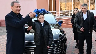 Мирзиёев подарил школьнику машину, фото - Новости Zakon.kz от 28.02.2026 08:22