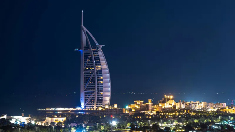 Башня-парус "Бурдж-эль-Араб" в Дубае пострадала при атаке Ирана