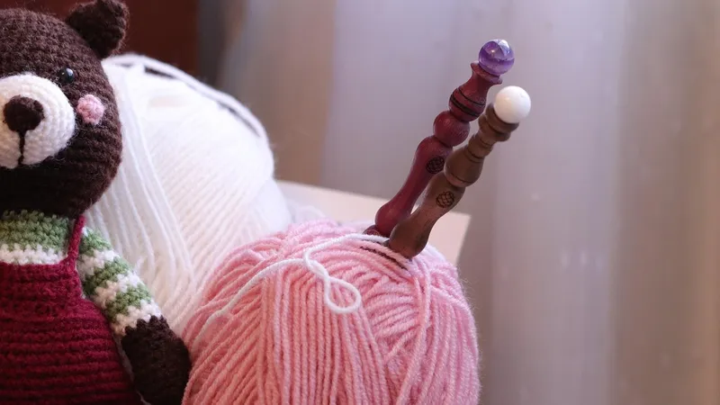 Таинственный благотворитель помог алматинке с редким диагнозом, вяжущей игрушки