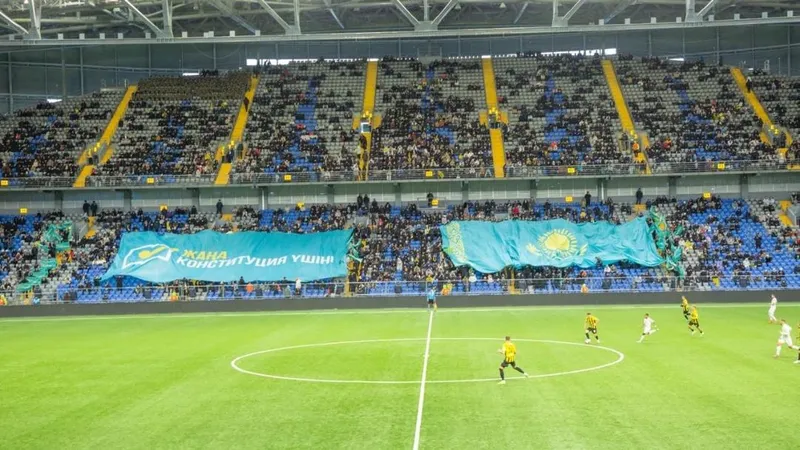 Масштабную патриотическую акцию в поддержку конституционных реформ провели во время футбольного матча в Астане