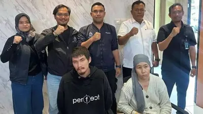 Полицейские Индонезии с задержанными , фото - Новости Zakon.kz от 01.03.2026 22:38