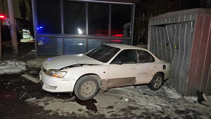 Ночное столкновение двух автомобилей обесточило дома в одном из районов Алматы