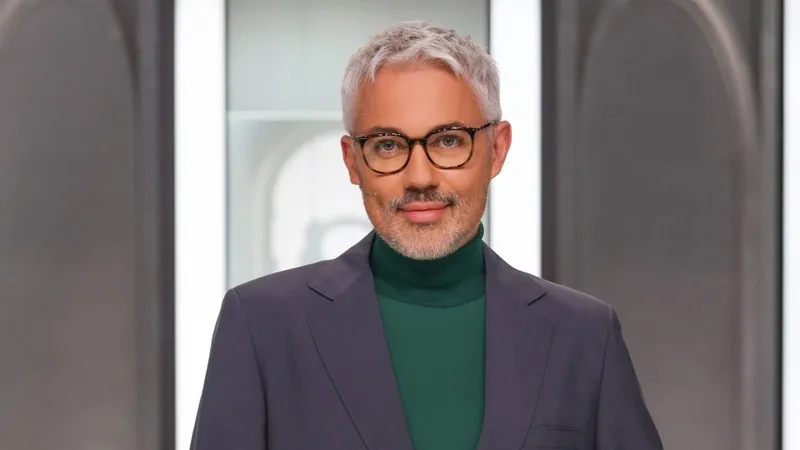 Шарф-сосиска и смелые образы: известный стилист назвал бренд, где встретились мода и юмор