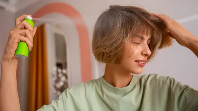 девушка пользуется сухим шампунем, фото - Новости Zakon.kz от 02.03.2026 17:27