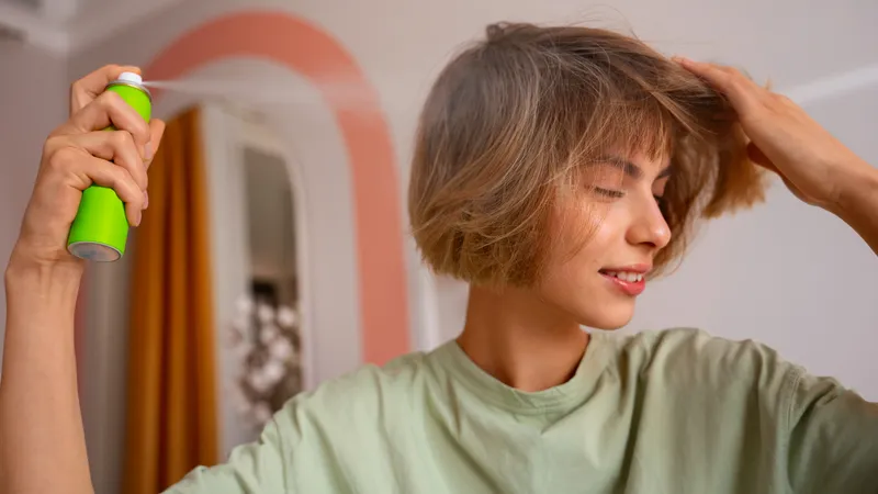 Что скрывает сухой шампунь: как не навредить волосам и коже головы