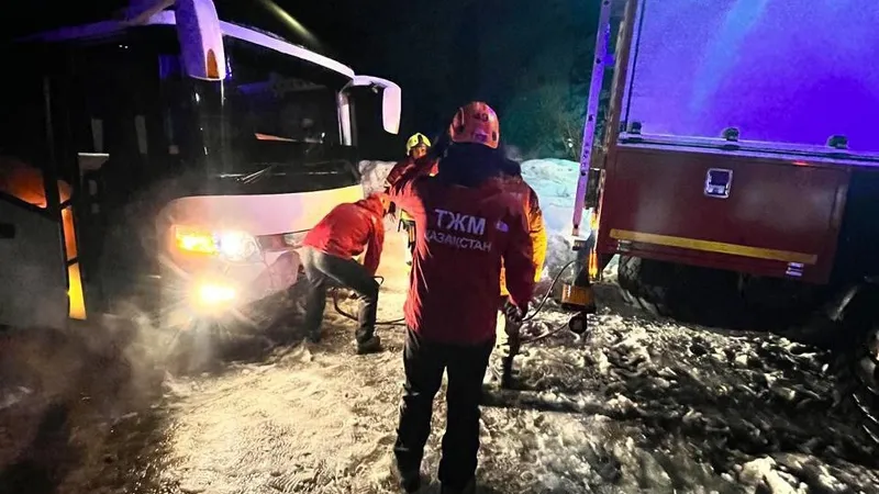 В Алматы туристический автобус не справился с дорогой по пути на "Медеу"