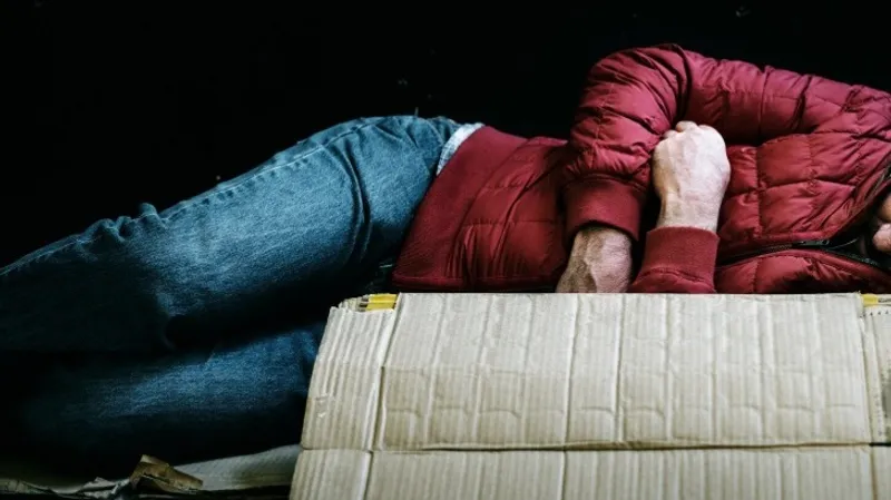 На снегу и под открытым небом: в Актобе бездомных спасают от морозной смерти