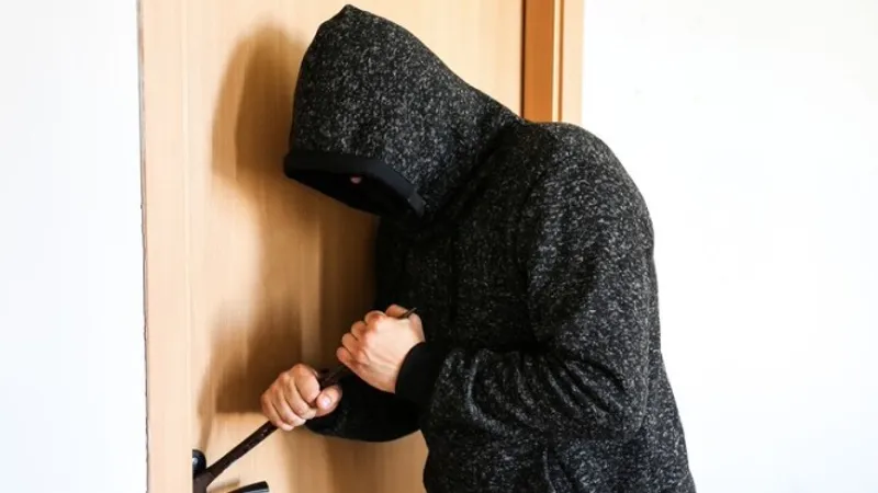 55-летний серийный домушник обокрал квартиры Петропавловска на полмиллиона тенге