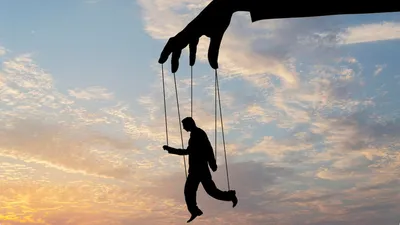 Рука, марионетка, облака, фото - Новости Zakon.kz от 03.03.2026 08:16