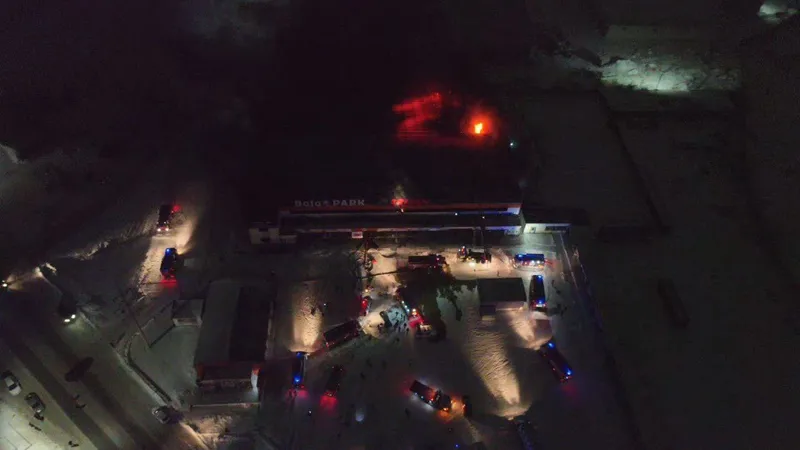 Крупный пожар в ТРЦ Семея: посетители с детьми покидали здание без верхней одежды