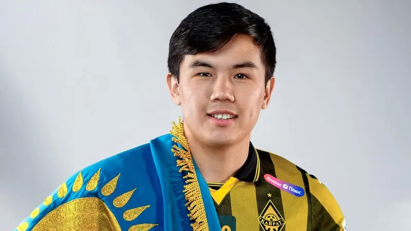 ФК "Кайрат" продлил контракт с перспективным полузащитником