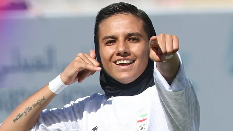 Футболистки Ирана не захотели петь гимн своей страны