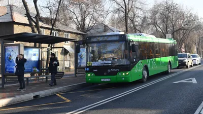 Музыканты подняли настроение алматинцам в автобусе, фото - Новости Zakon.kz от 04.03.2026 16:14