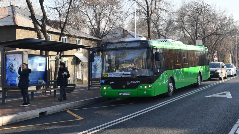 Музыканты подняли настроение алматинцам в автобусе