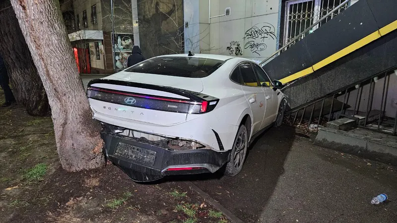 Четыре человека пострадали в ночном ДТП в Алматы из-за упавшего ноутбука