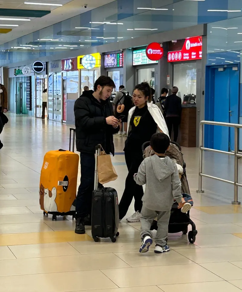 вернувшиеся из ОАЭ казахстанцы, фото - Новости Zakon.kz от 04.03.2026 17:00