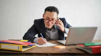 мужчина консультируется по телефону, фото - Новости Zakon.kz от 04.03.2026 16:23