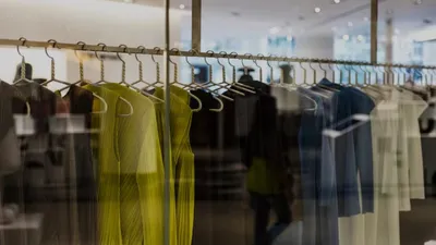 стилист объяснила, что важно при выборе одежды весной в 2026 году, фото - Новости Zakon.kz от 04.03.2026 22:49