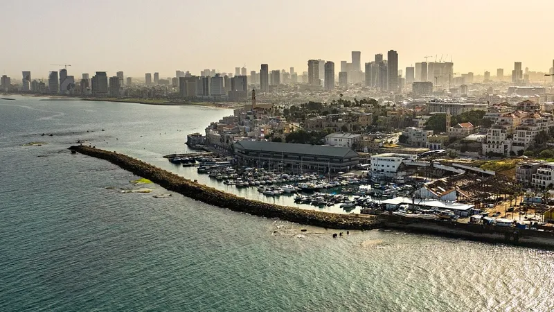 Воздушная тревога в Израиле: жители спустились в бомбоубежища