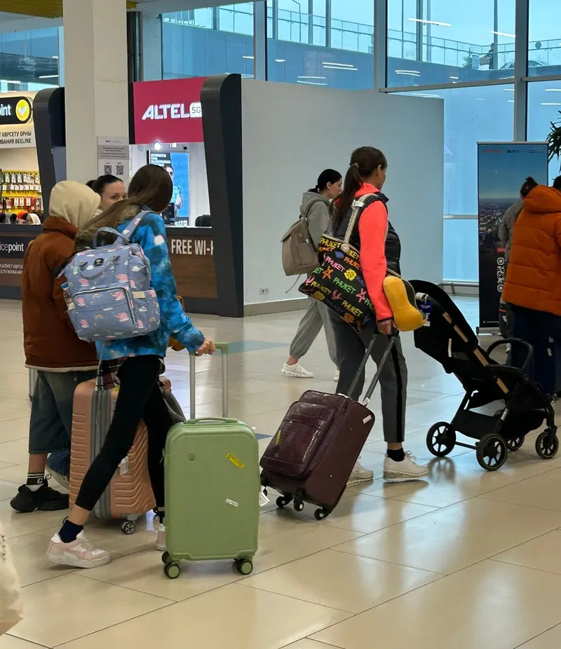 вернувшиеся из ОАЭ казахстанцы, фото - Новости Zakon.kz от 04.03.2026 17:00
