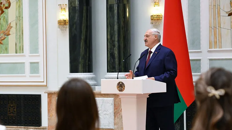 Лукашенко предложил женщинам жаловаться ему в TikTok, если их обидят 8 марта