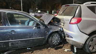 Нелепое ДТП в Алматы: ночная гонка закончилась жестким столкновением на автобусной полосе