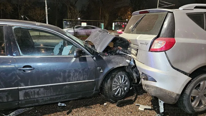 Нелепое ДТП в Алматы: ночная гонка закончилась жестким столкновением на автобусной полосе