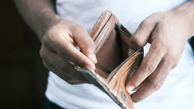 обанкротившийся мужчина, фото - Новости Zakon.kz от 05.03.2026 11:24