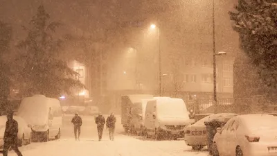снегопад, люди, машины, фонари, фото - Новости Zakon.kz от 06.03.2026 13:38