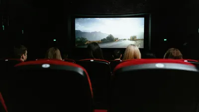 люди в зале смотрят фильм, фото - Новости Zakon.kz от 06.03.2026 15:08