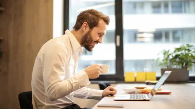 офисный работник, фото - Новости Zakon.kz от 06.03.2026 12:21