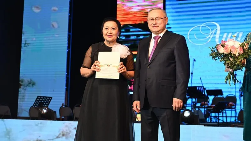 Бейбит Исабаев поздравил жительниц Жетісу с 8 Марта и вручил государственные награды