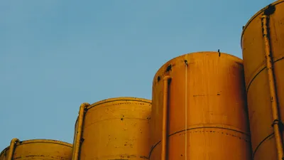 бочки нефти, фото - Новости Zakon.kz от 07.03.2026 11:47