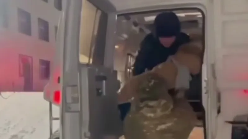 Спасатели на спецтехнике вывезли мать с годовалым ребенком из занесенного села