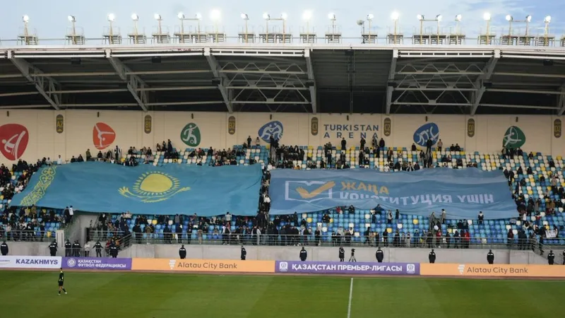 Семь тысяч человек поддержали референдум на стадионе в Туркестане