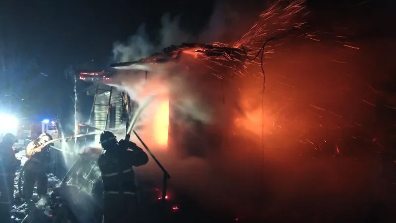 Пожар в частном доме под Кокшетау: огнеборцы вынесли из огня шесть газовых баллонов