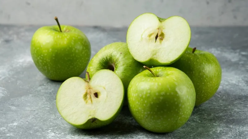 Какой фрукт способен помочь сохранить здоровье зубов