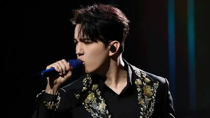 Испанское побережье превратилось в казахский аул: фанаты Димаша запустили необычный проект